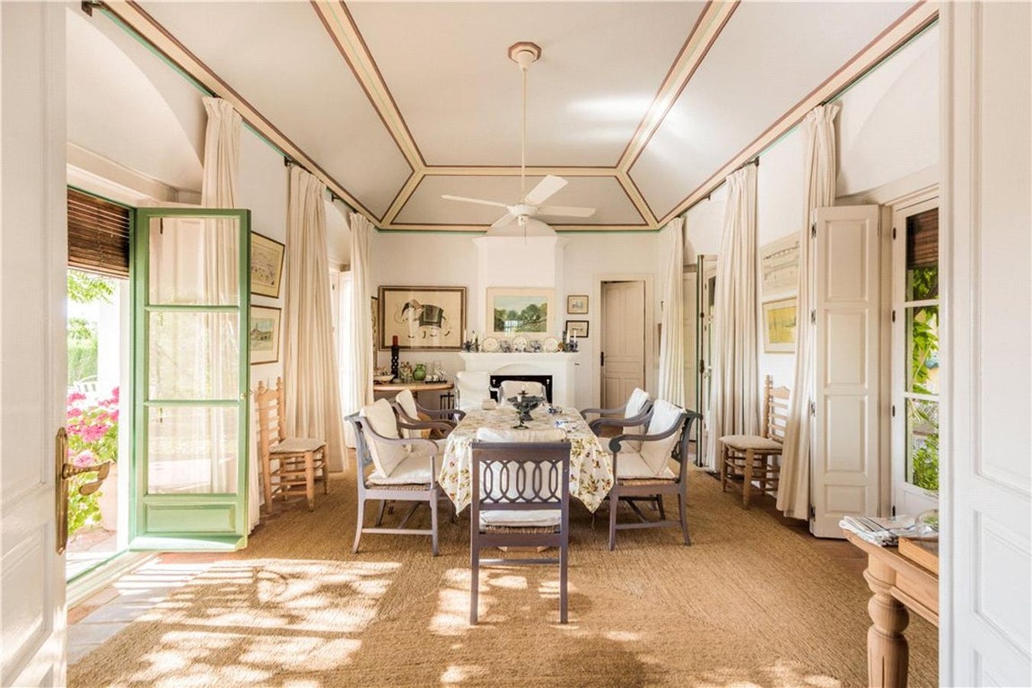 Sir James y Lady Annabel Goldsmith compraron su finca, Torre de Tramores, cerca del adormecido pueblo de Benahavis, en 1986, y hoy en día se sabe que dicha casa tuvo como huéspedes a la Princesa de Gales, Lady Di, y los jóvenes príncipes William y Harry. Muy cerca, la finca cerrada de La Zagaleta fue creada para permitir que los súper ricos vivieran en villas palaciegas lejos de las miradas indiscretas.