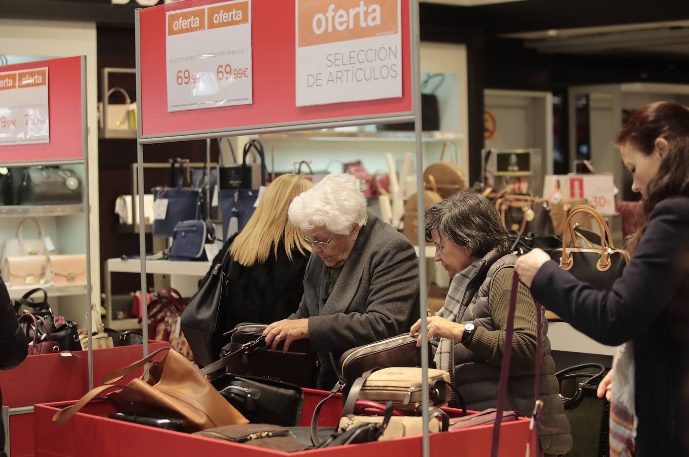 Las imágenes del primer día de las rebajas en Sevilla