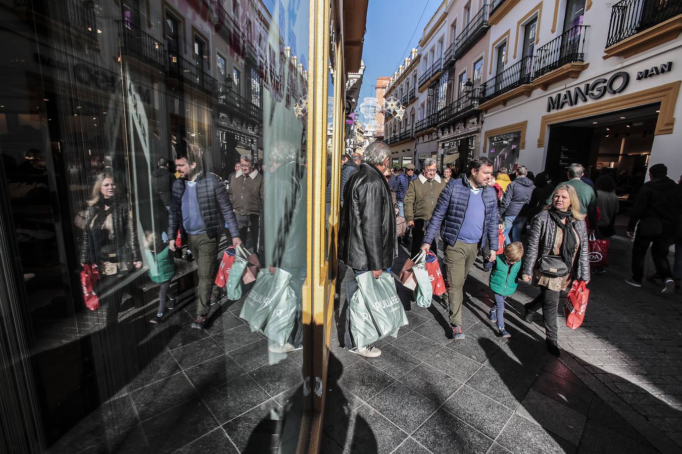 Las imágenes del primer día de las rebajas en Sevilla