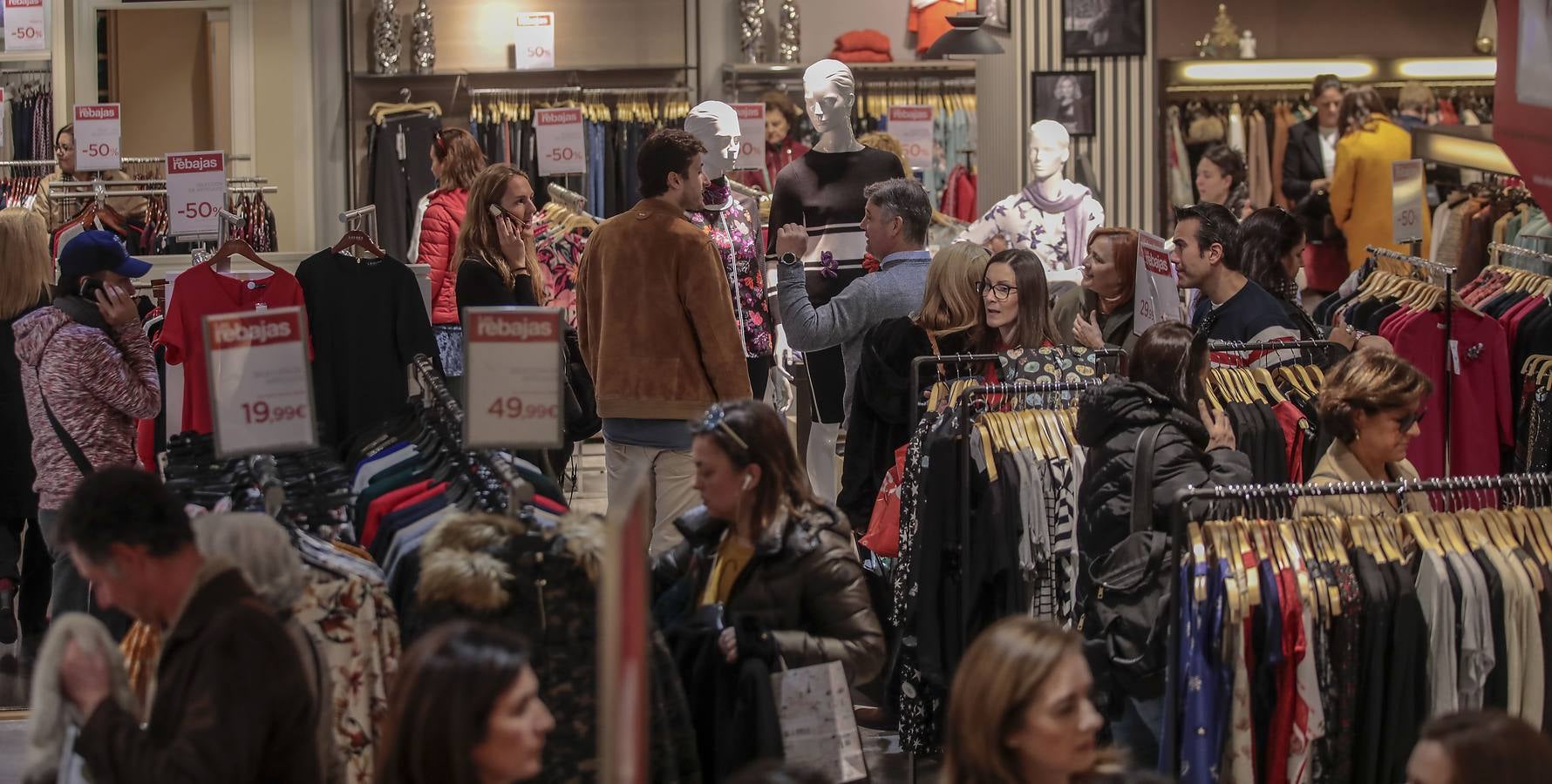 Las imágenes del primer día de las rebajas en Sevilla