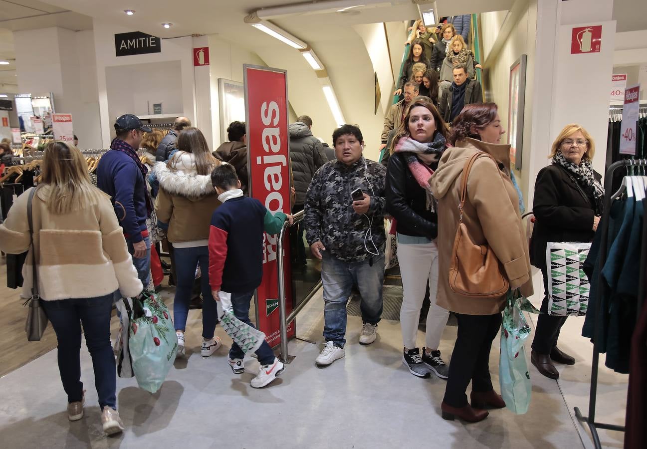 Las imágenes del primer día de las rebajas en Sevilla