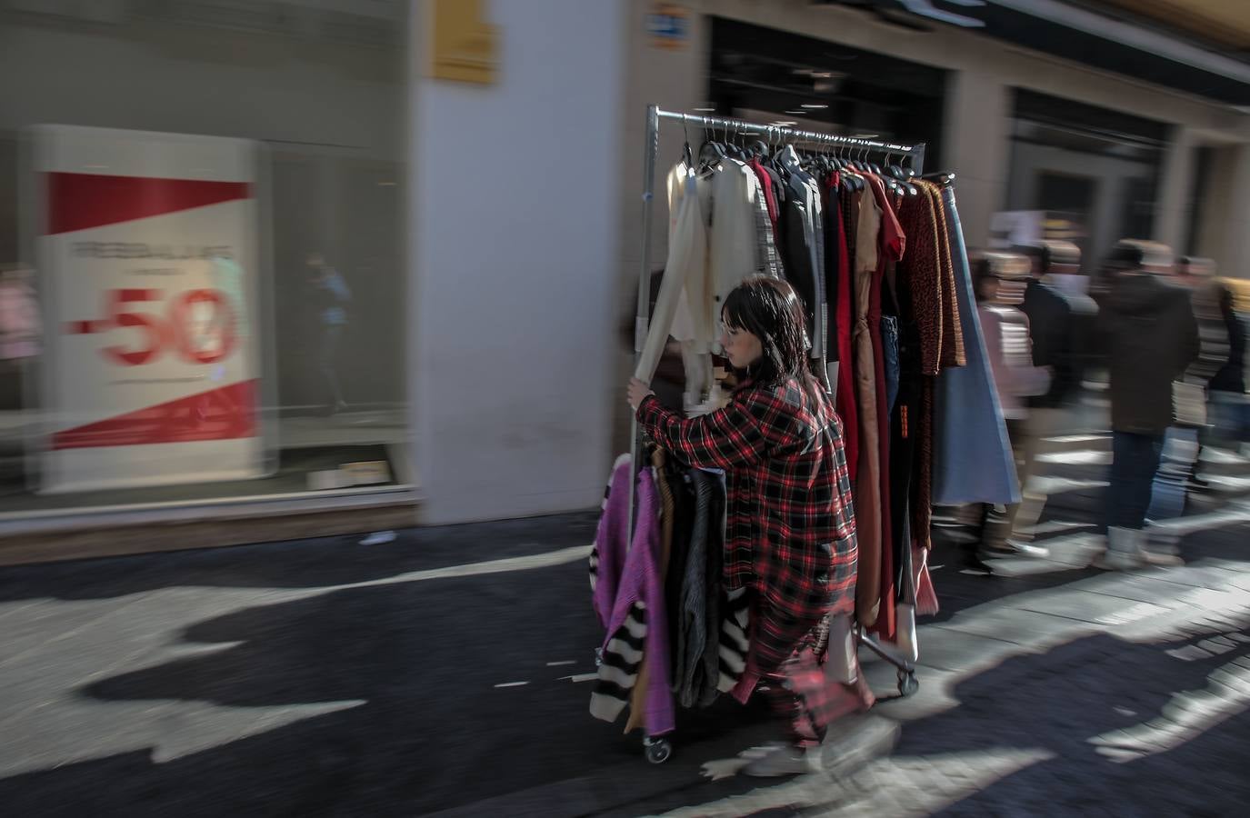 Las imágenes del primer día de las rebajas en Sevilla