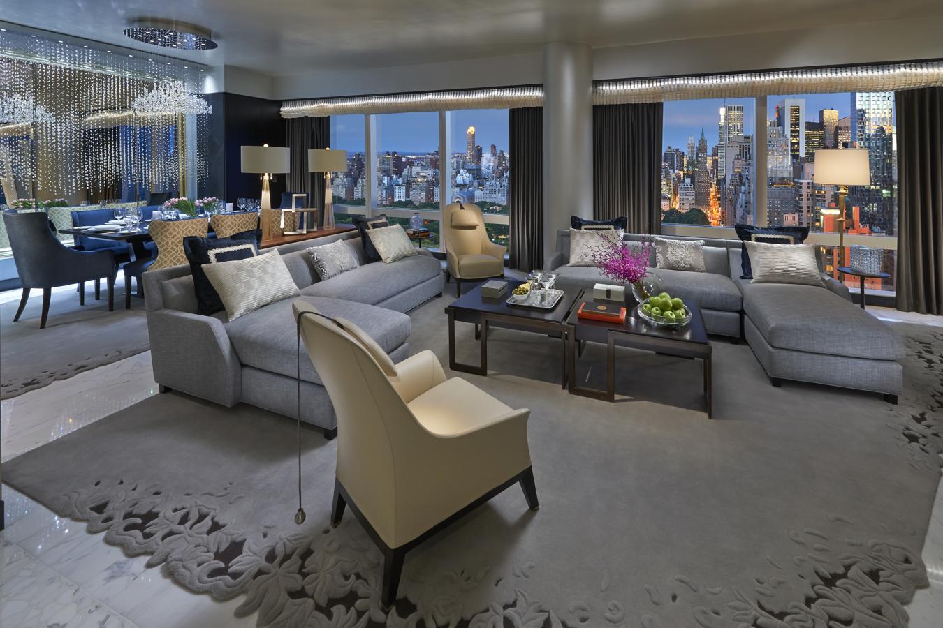 Situada en la planta 50 del hotel Mandarin Oriental New York, la Suite 5000 es una espaciosa estancia de 306 metros cuadrados con tres dormitorios, que combina el mejor diseño y arte de la ciudad.