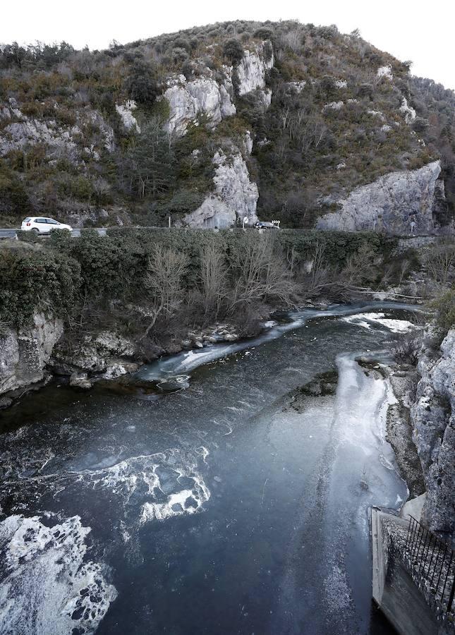 Las temperaturas bajo cero que se están registrando durante estos días en el Valle de Salazar han helado el río Salazar a su paso por la localidad navarra de Aspurz. 