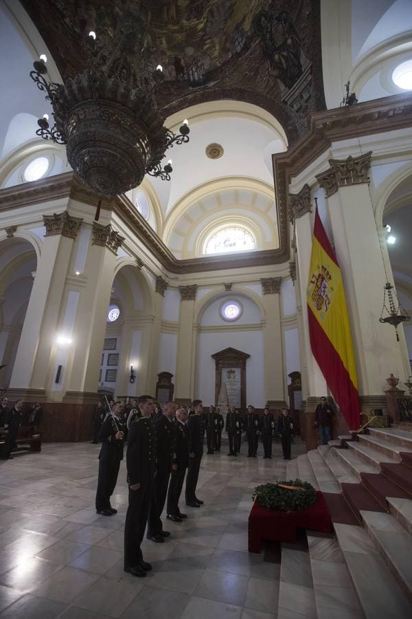 En imágenes: El Elcano homenajea a los marinos que dieron su vida por España