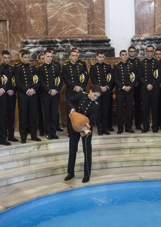 En imágenes: El Elcano homenajea a los marinos que dieron su vida por España