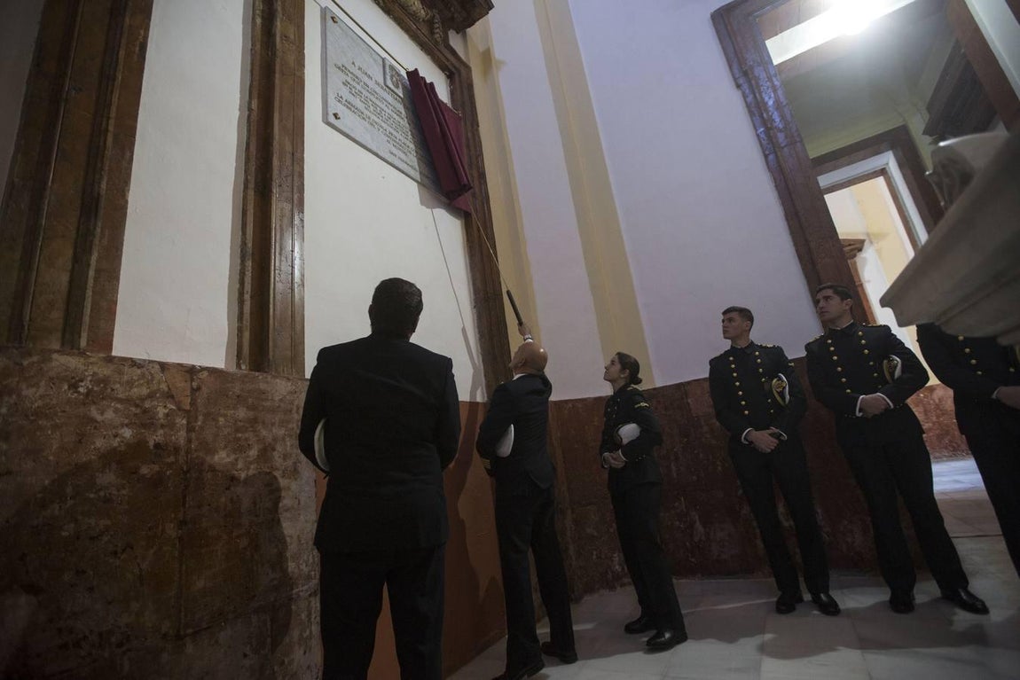 En imágenes: El Elcano homenajea a los marinos que dieron su vida por España