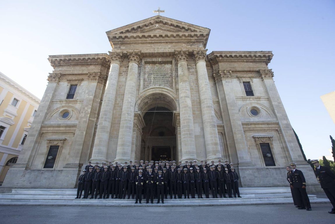 En imágenes: El Elcano homenajea a los marinos que dieron su vida por España