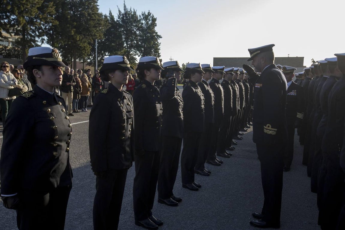 En imágenes: El Elcano homenajea a los marinos que dieron su vida por España