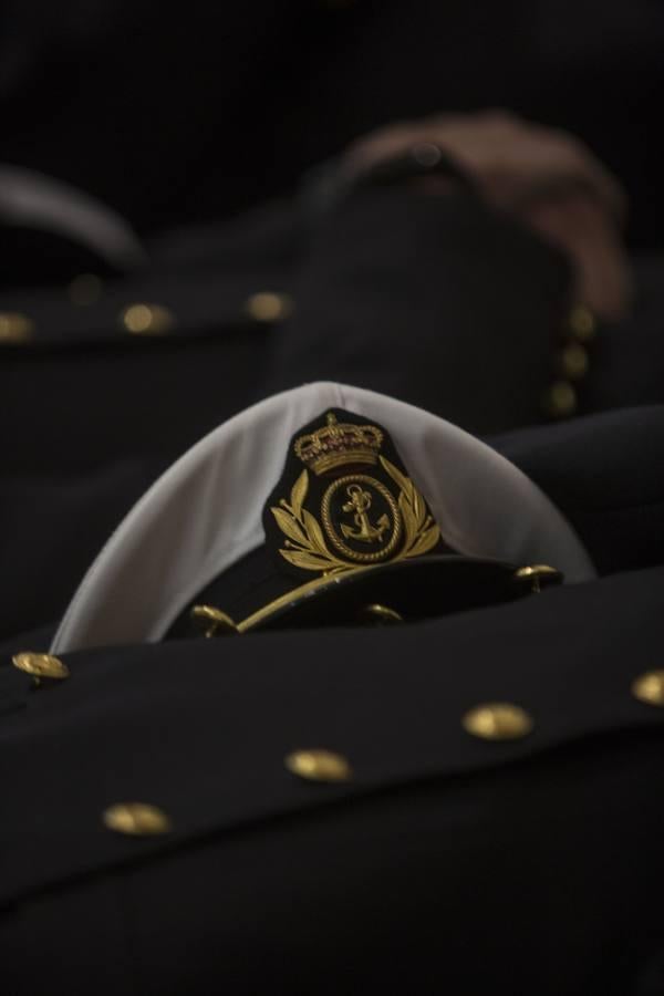 En imágenes: El Elcano homenajea a los marinos que dieron su vida por España