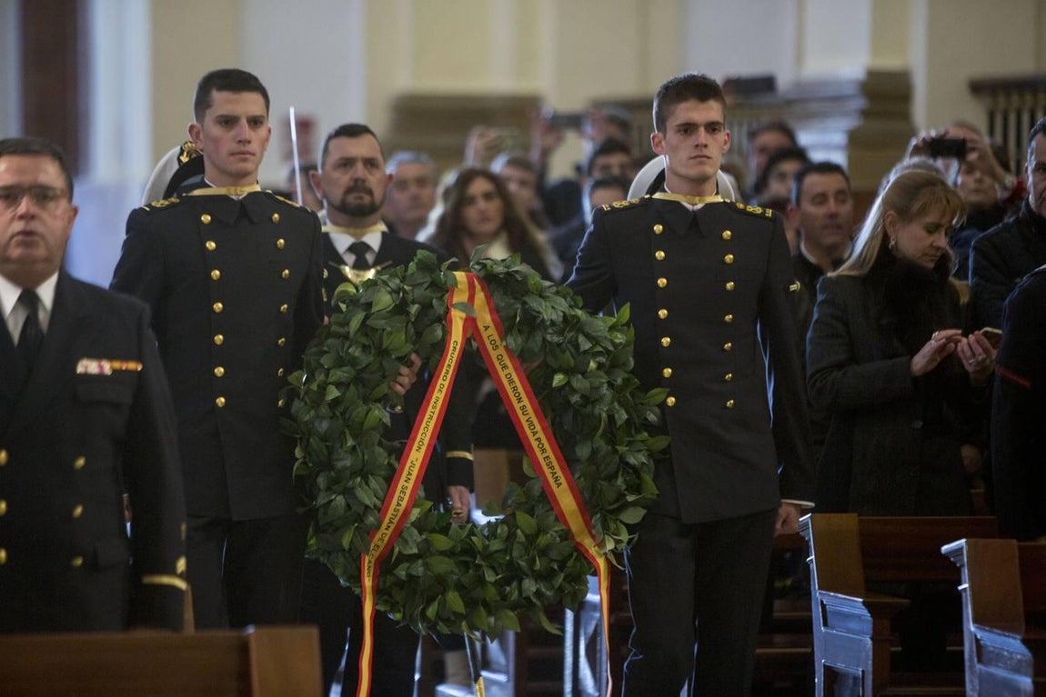 En imágenes: El Elcano homenajea a los marinos que dieron su vida por España