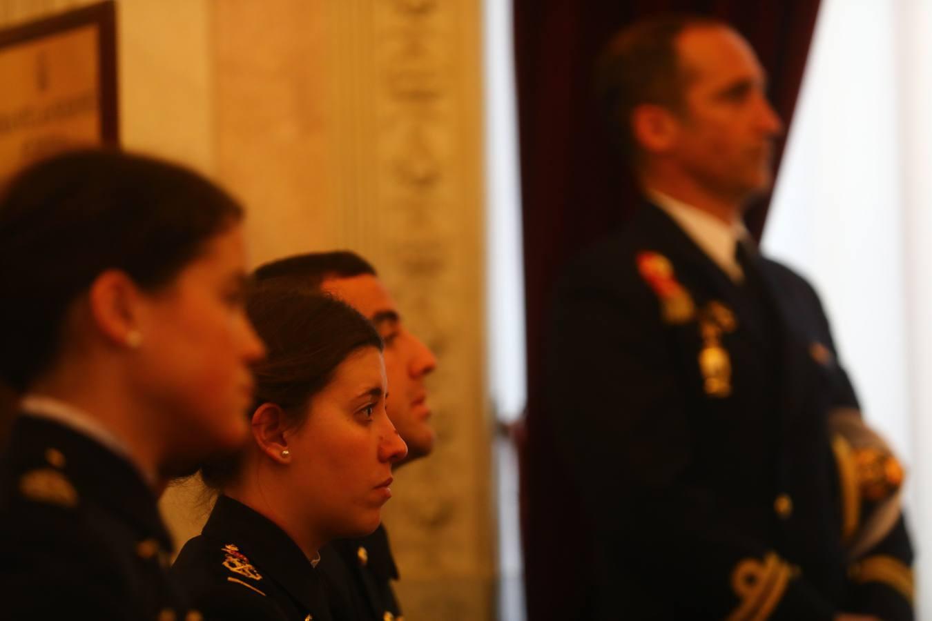 En imágenes: El alcalde de Cádiz recibe a los guardiamarinas del Juan Sebastián de Elcano