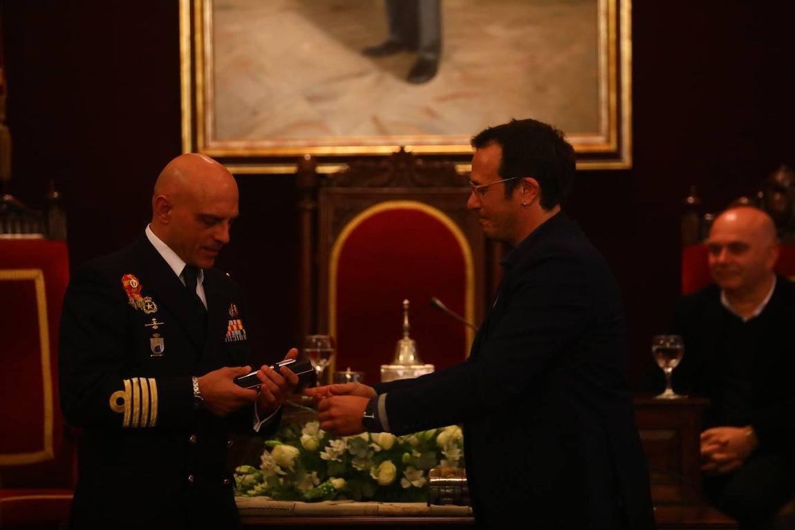 En imágenes: El alcalde de Cádiz recibe a los guardiamarinas del Juan Sebastián de Elcano