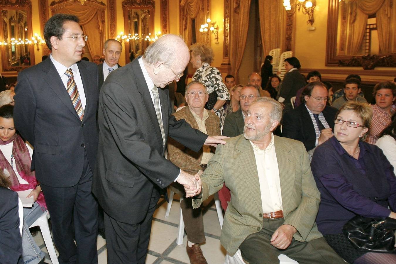 Loring saluda a Julio Anguita en un acto público. 