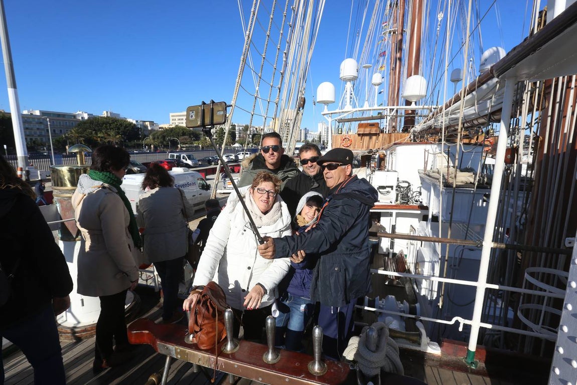 FOTOS: Los gaditanos apuran su despedida de Elcano