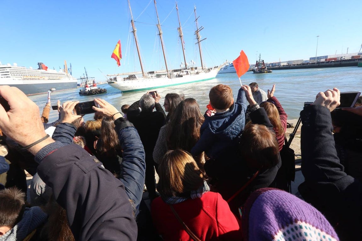 Fotogalería: Emocionante «hasta pronto» al Juan Sebastián Elcano