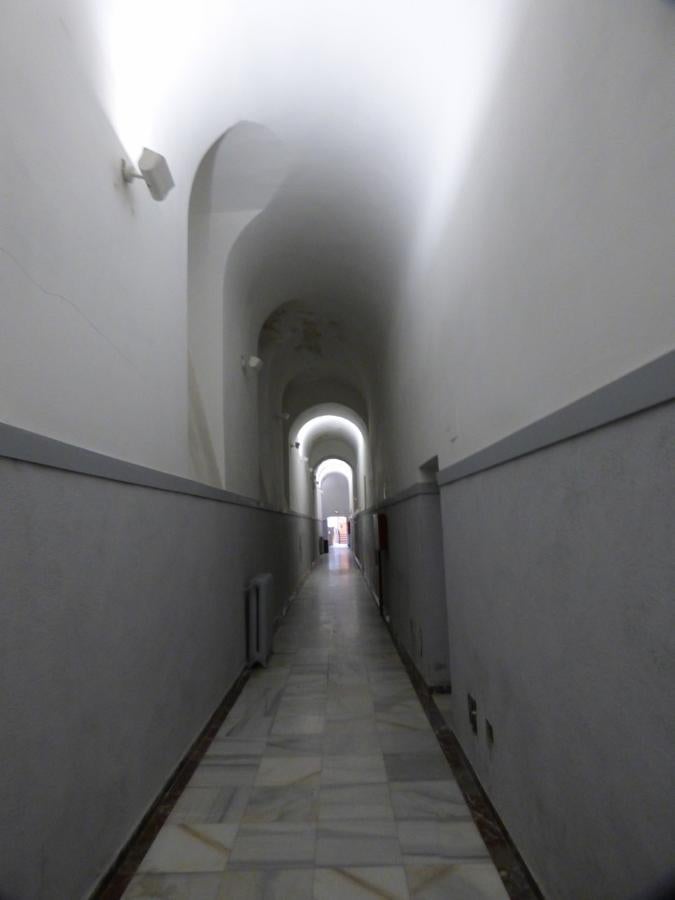 Galería del semisótano comunicada con la Corraliza del Nuncio y el jardín posterior. FOTO RAFAEL DEL CERRO. 