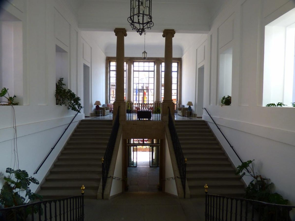 Escalera principal entre el zaguán de la planta baja y el vestíbulo superior. FOTO RAFAEL DEL CERRO. 