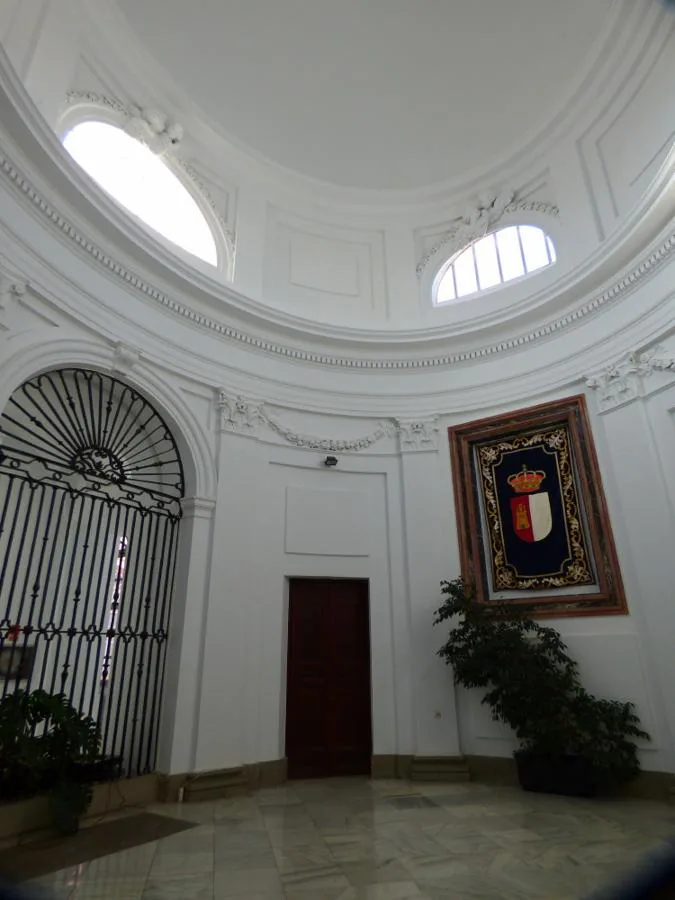 La antigua capilla y uno de los arcos enrejados laterales para separar a los enfermos durante los cultos. FOTO RAFAEL DEL CERRO. 