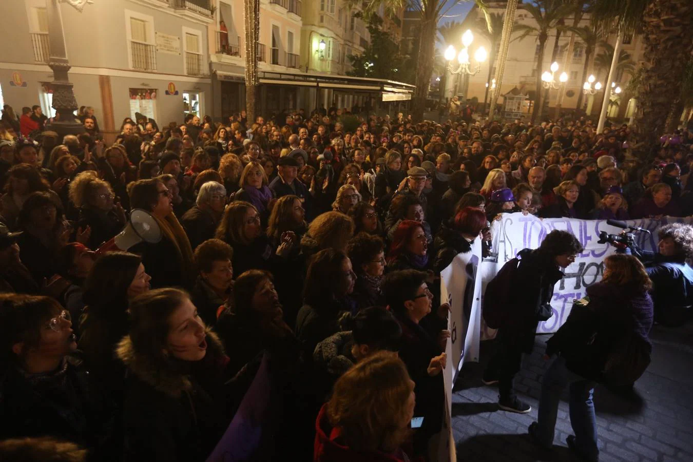 Fotos: Concentración feminista en Cádiz