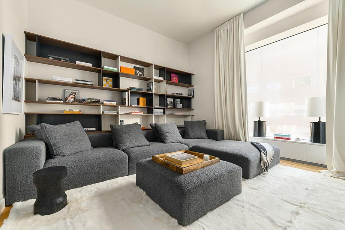 Salón. Para poder vivir en el edificio residencial más alto del mundo hay que desembolsarse de la cantidad que solicitan Jennifer Lopez y Alex Rodríguez. La residencia está también equipada con en una amplia sala de estar, cocina con isla y comedor.