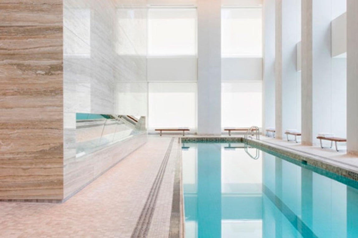 Piscina cubierta. Piscina cubierta, gimnasio, spa, sala de reuniones e incluso una pequeña sala de cine son algunas de las comodidades que este bloque que tiene una longitud de 426 metros de altura.