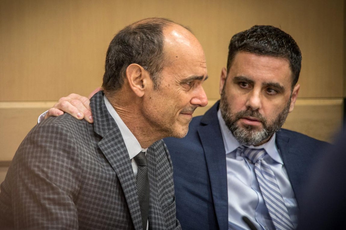 Pablo Ibar, junto a su abogado Benjamin Waxman, ha sido declarado «culpable» de los seis cargos que pesaban en su contra. 