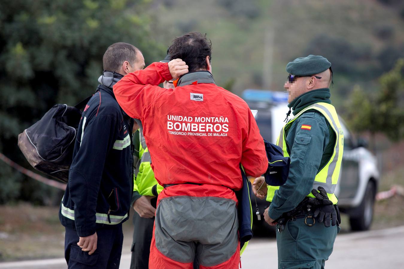 Bomberos de la unidad de montaña conversan con la Guardia Civil. 