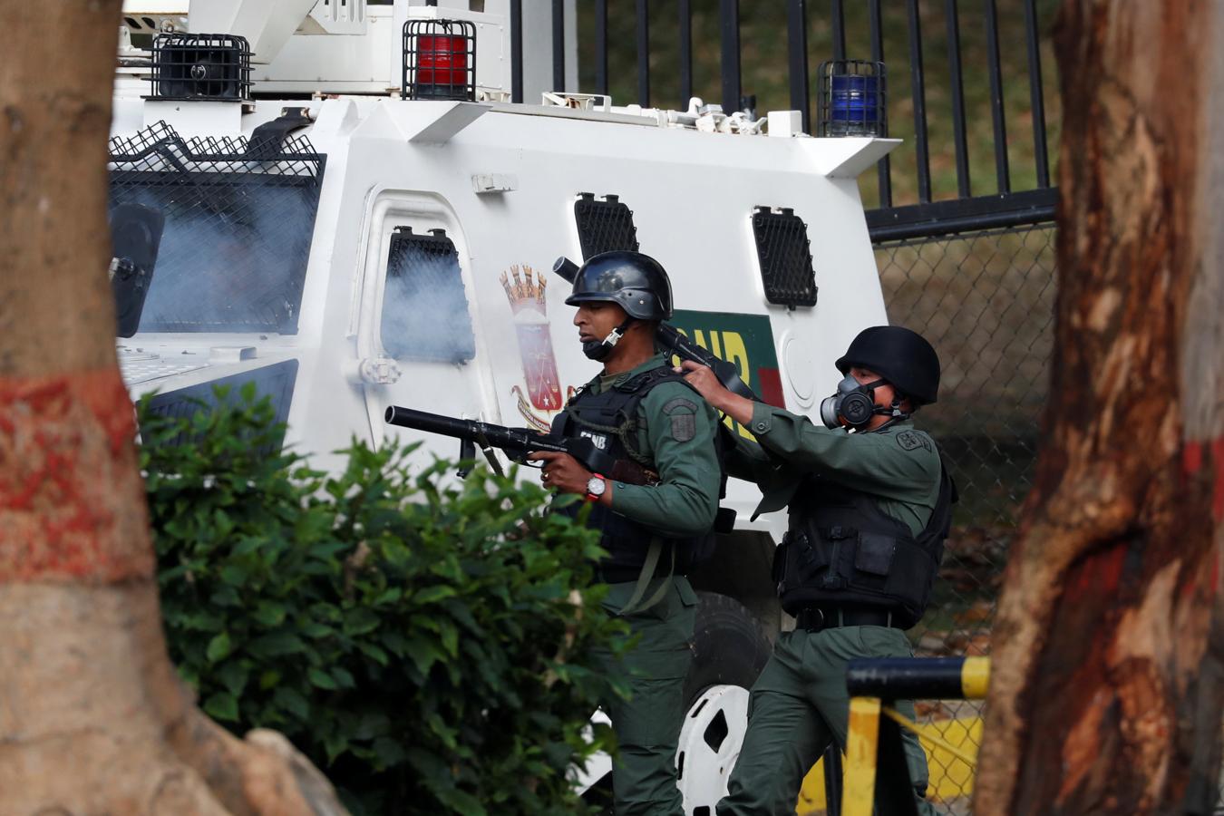 Las imágenes más dramáticas de la sublevación militar en Venezuela. La Guardia Nacional dispara bombas lacrimógenas contra los manifestantes del barrio de Cotiza