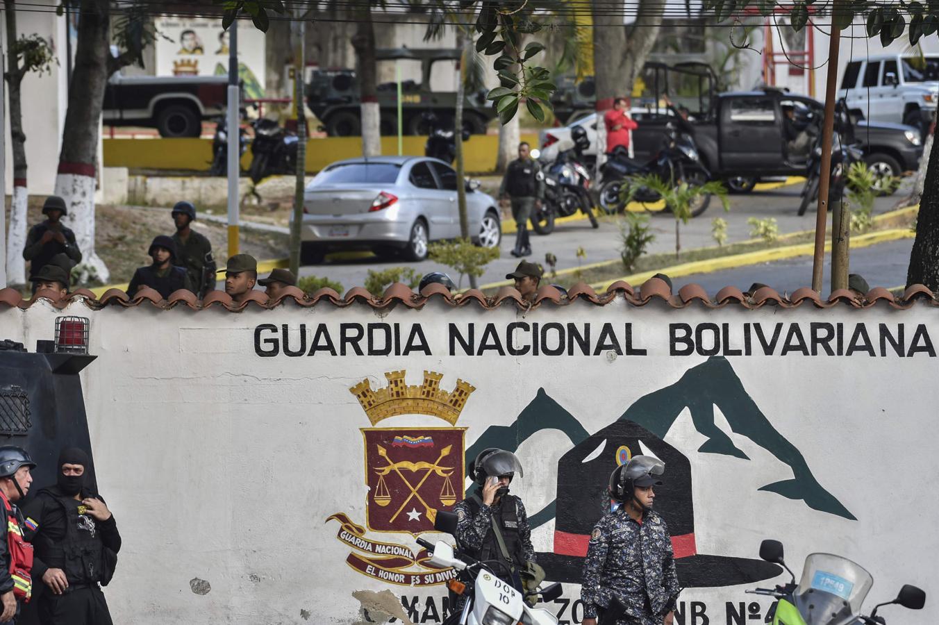 Las imágenes más dramáticas de la sublevación militar en Venezuela. Sede del Escuadrón Montado de la Guardia Nacional Bolivariana en Cotiza, al norte de Caracas