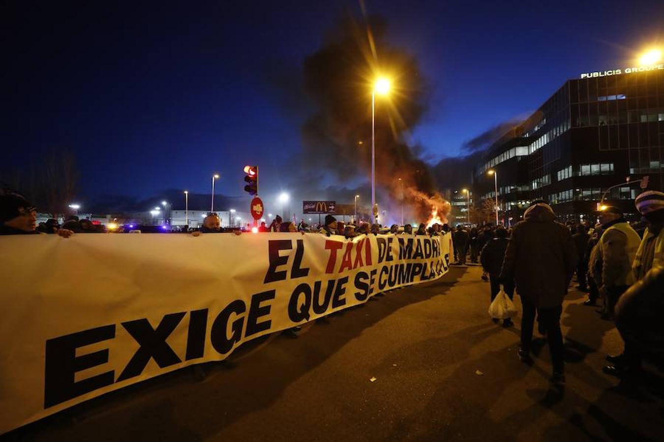 Los taxistas elevan la tensión en la tercera jornada de huelga en Madrid