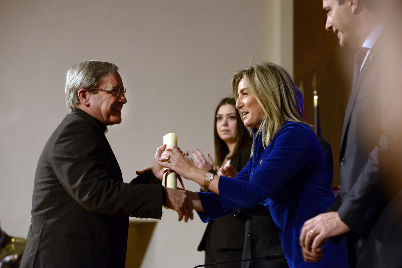 El director del colegio Santiago el Mayor, Jesús Gómez Gordo-Consentino, recibe la dedicatoria de la plaza del Solar al colegio. 