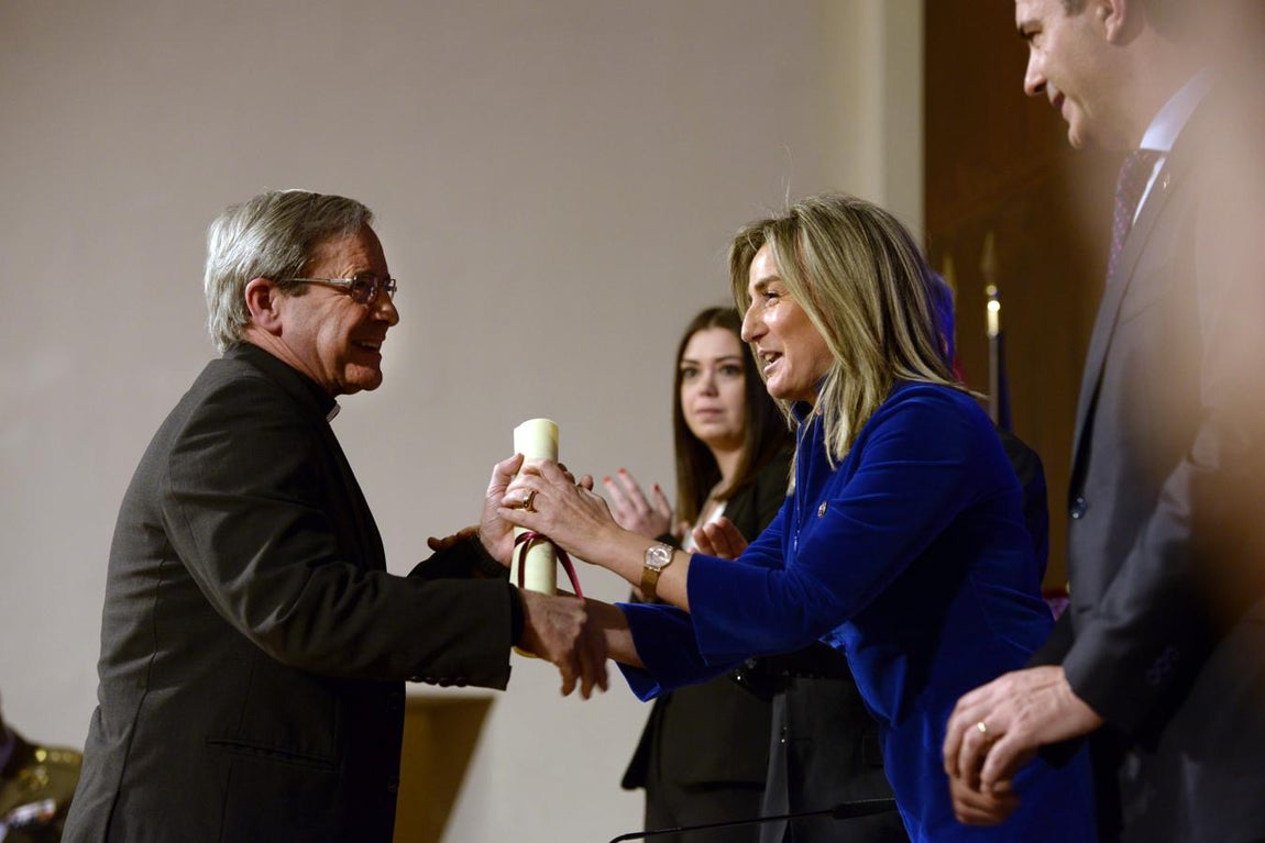 El director del colegio Santiago el Mayor, Jesús Gómez Gordo-Consentino, recibe la dedicatoria de la plaza del Solar al colegio. 