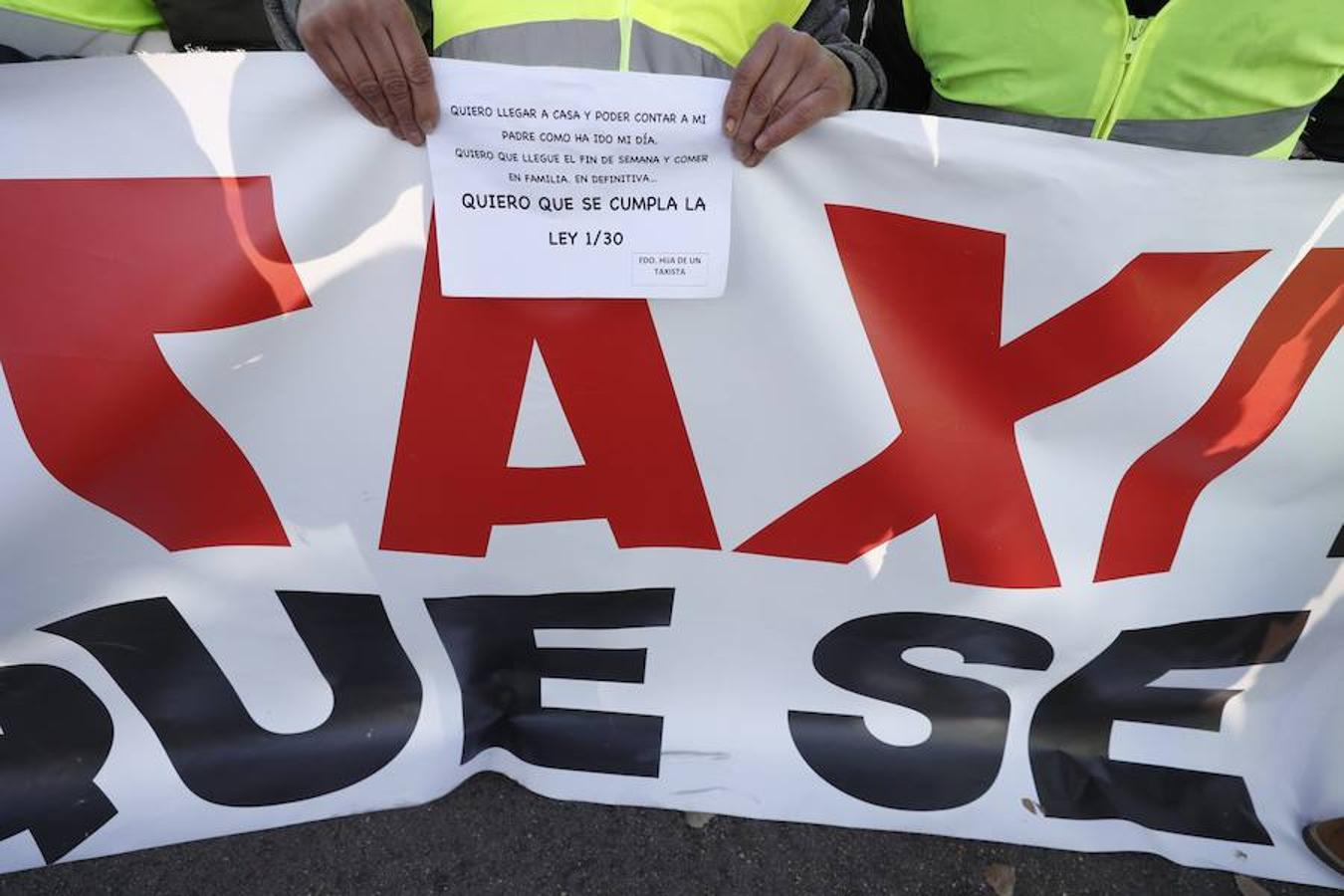 Los taxistas elevan la tensión en la tercera jornada de huelga en Madrid