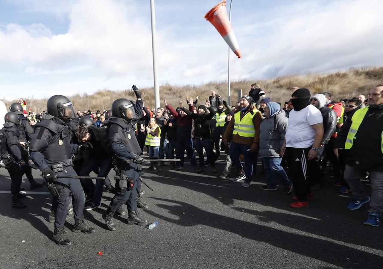 Los taxistas elevan la tensión en la tercera jornada de huelga en Madrid