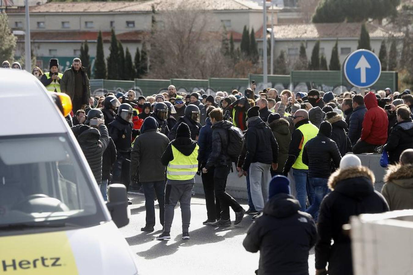 Los taxistas elevan la tensión en la tercera jornada de huelga en Madrid