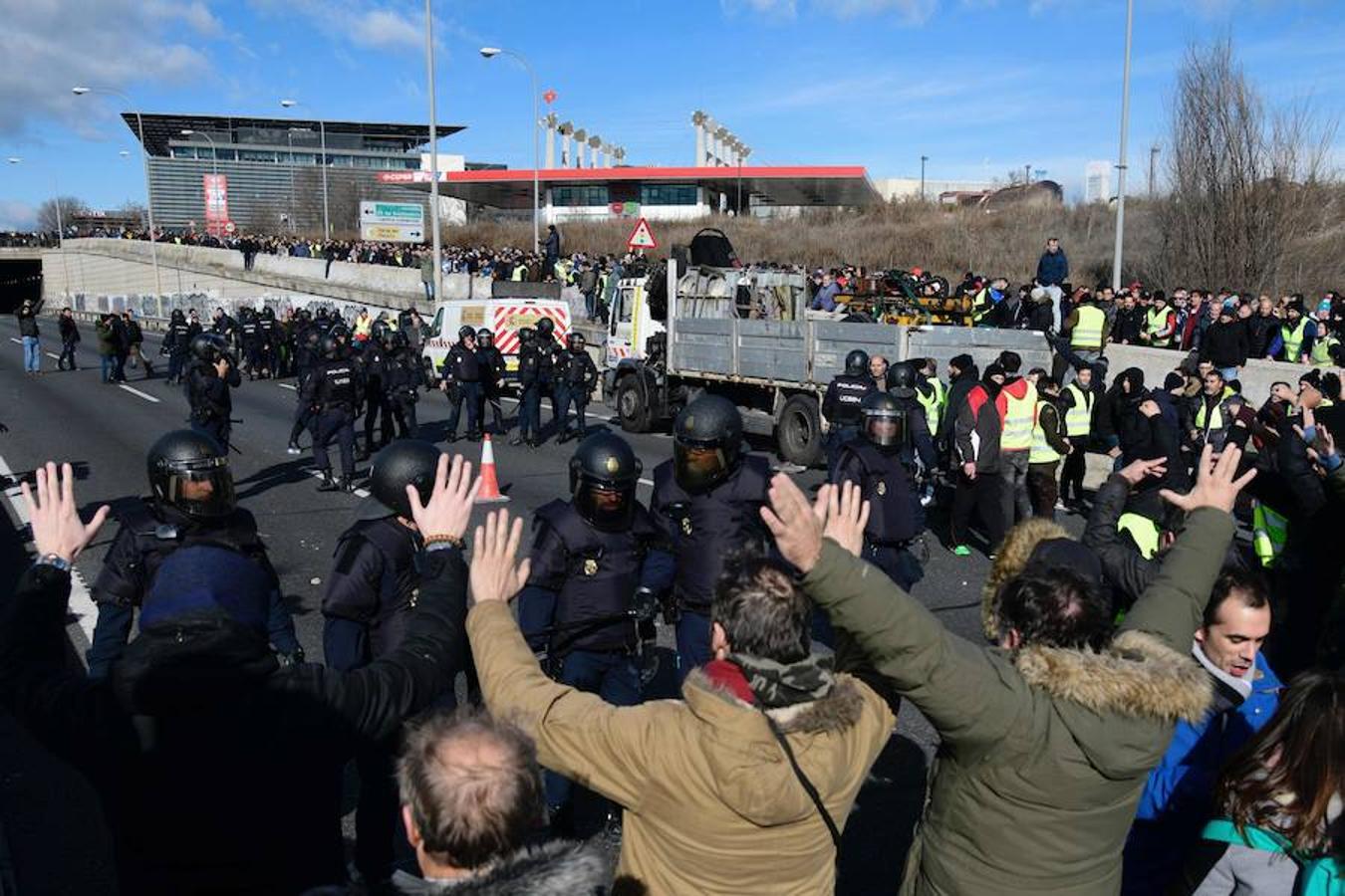 Los taxistas elevan la tensión en la tercera jornada de huelga en Madrid