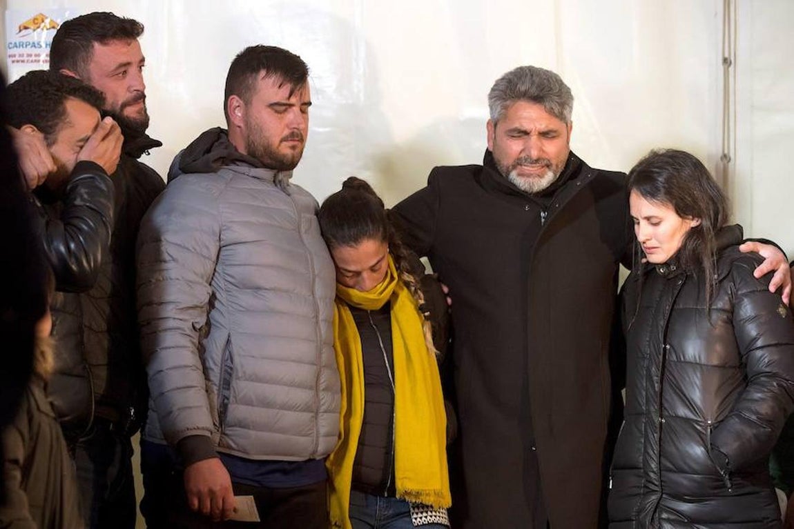 José Roselló y Vicky García (3i y 4i), padres de Julen, junto a Juan José Cortés (c), padre de la niña asesinada Mari Luz, durante la vigilia de esta noche, mientras prosiguen con el rescate del niño.. 