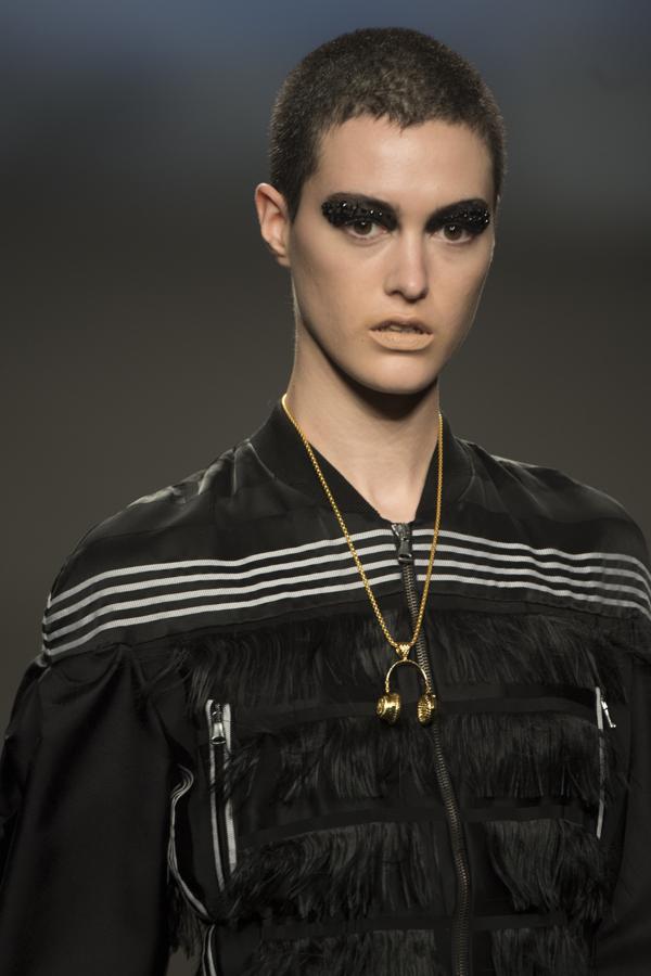 Por primera vez Ana desarrolla una línea de jerséis de punto redondo, que además sacará a la venta en una semana, no así el resto de su colección, con unos precios que rondarán los 150 euros. 