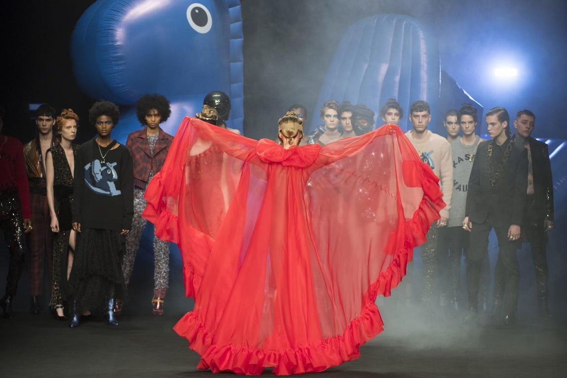 Por primera vez Ana desarrolla una línea de jerséis de punto redondo, que además sacará a la venta en una semana, no así el resto de su colección, con unos precios que rondarán los 150 euros. 