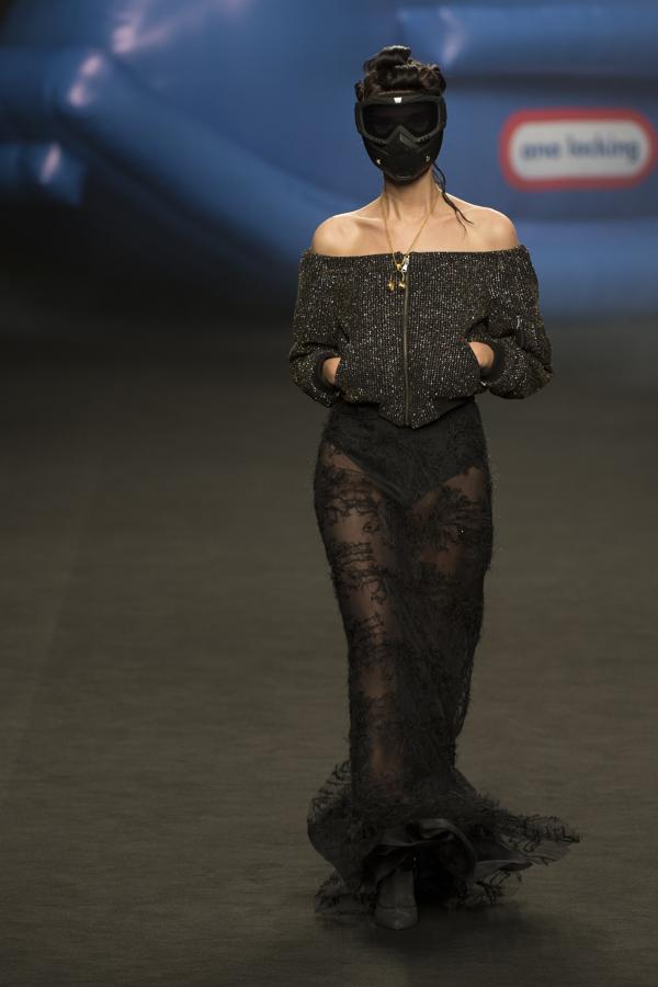 Por primera vez Ana desarrolla una línea de jerséis de punto redondo, que además sacará a la venta en una semana, no así el resto de su colección, con unos precios que rondarán los 150 euros. 