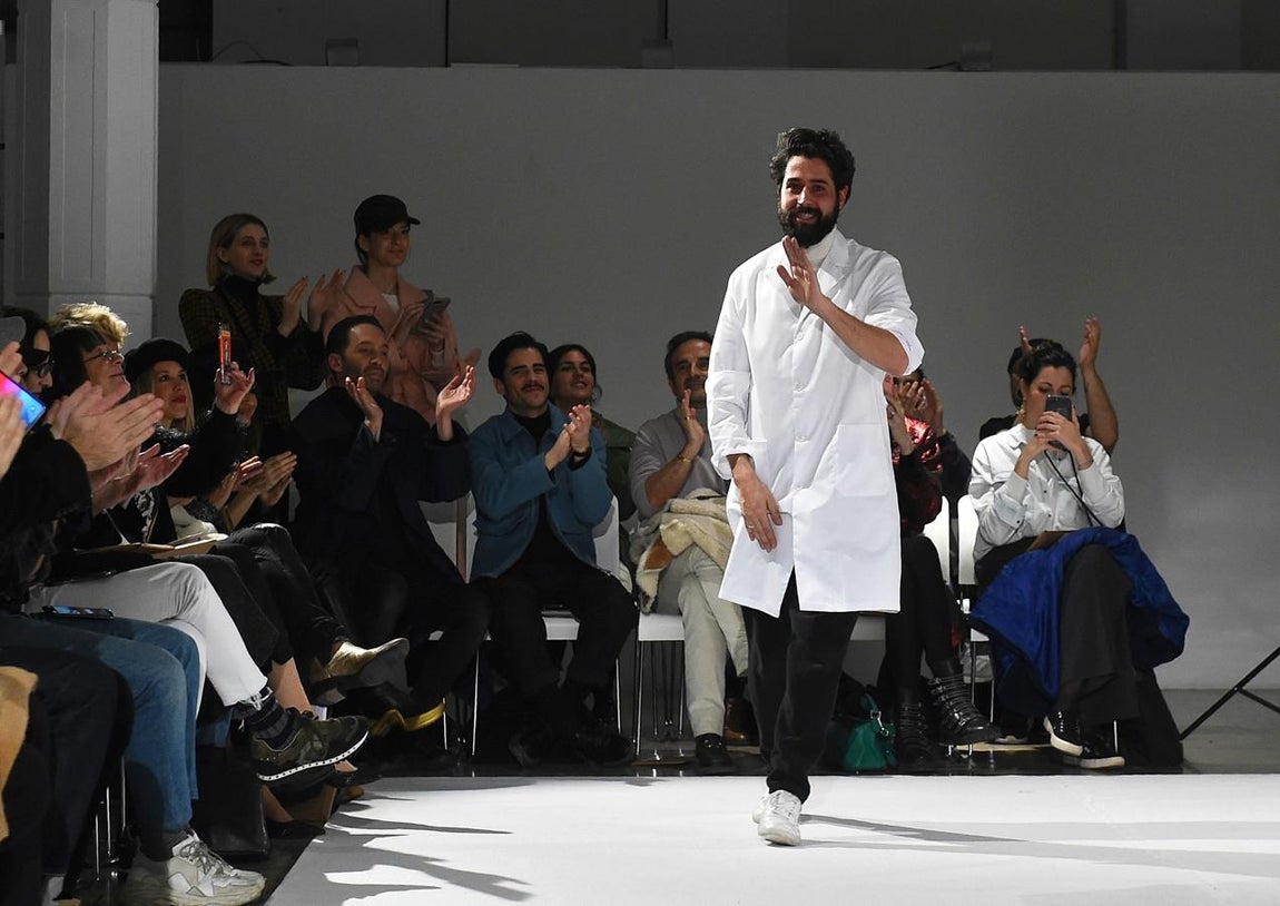 Piezas en colores azul, negro, rojo y camel son las que presenta este diseñador para renovar el armario de la mujer. 