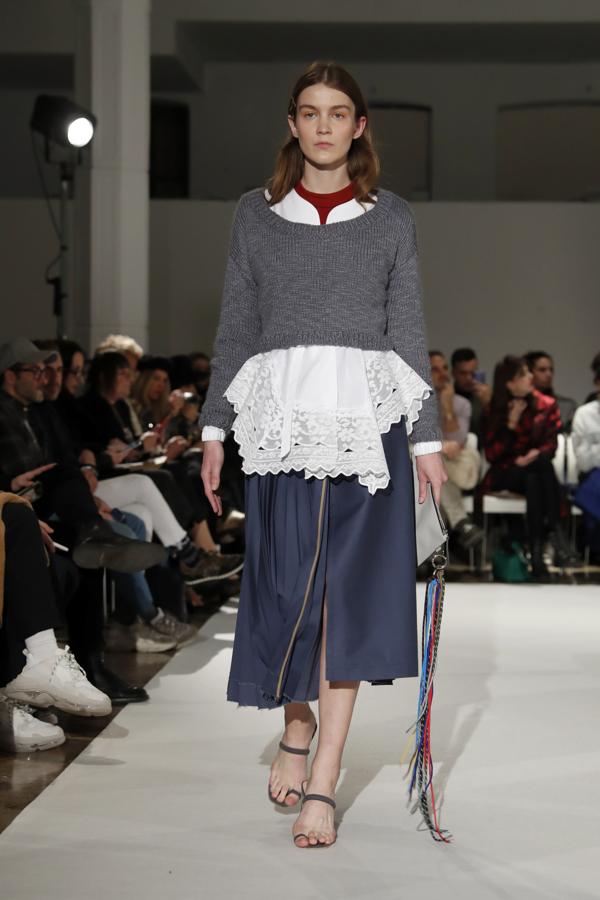 Piezas en colores azul, negro, rojo y camel son las que presenta este diseñador para renovar el armario de la mujer. 