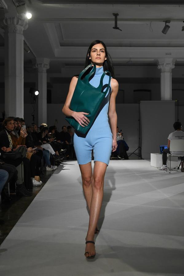 Piezas en colores azul, negro, rojo y camel son las que presenta este diseñador para renovar el armario de la mujer. 