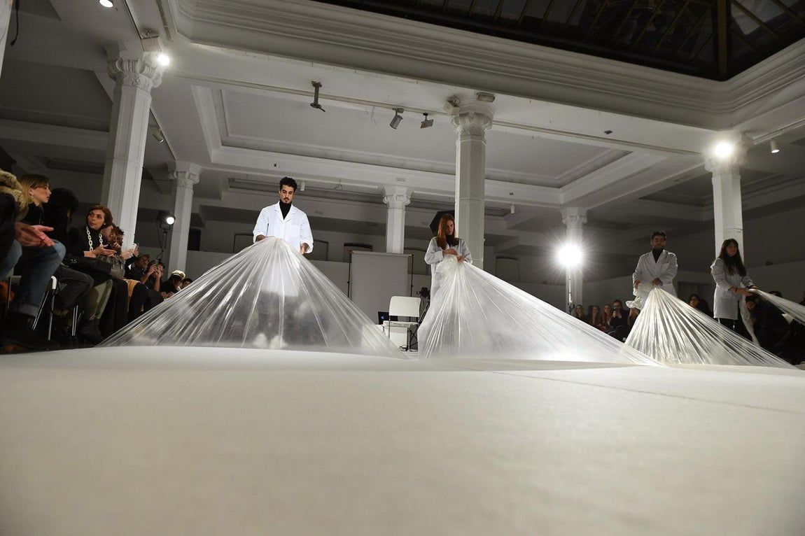 Piezas en colores azul, negro, rojo y camel son las que presenta este diseñador para renovar el armario de la mujer. 