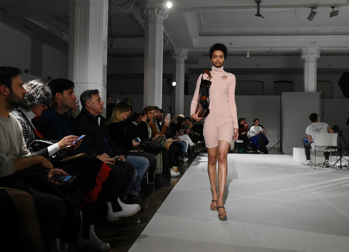 Piezas en colores azul, negro, rojo y camel son las que presenta este diseñador para renovar el armario de la mujer. 