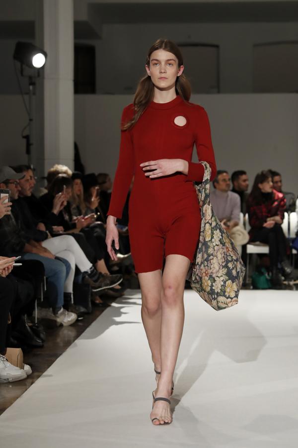 Piezas en colores azul, negro, rojo y camel son las que presenta este diseñador para renovar el armario de la mujer. 