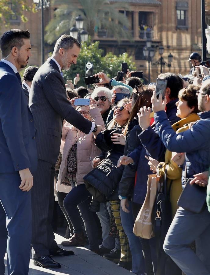 El Rey, vitoreado en Sevilla a su llegada al Archivo de Indias