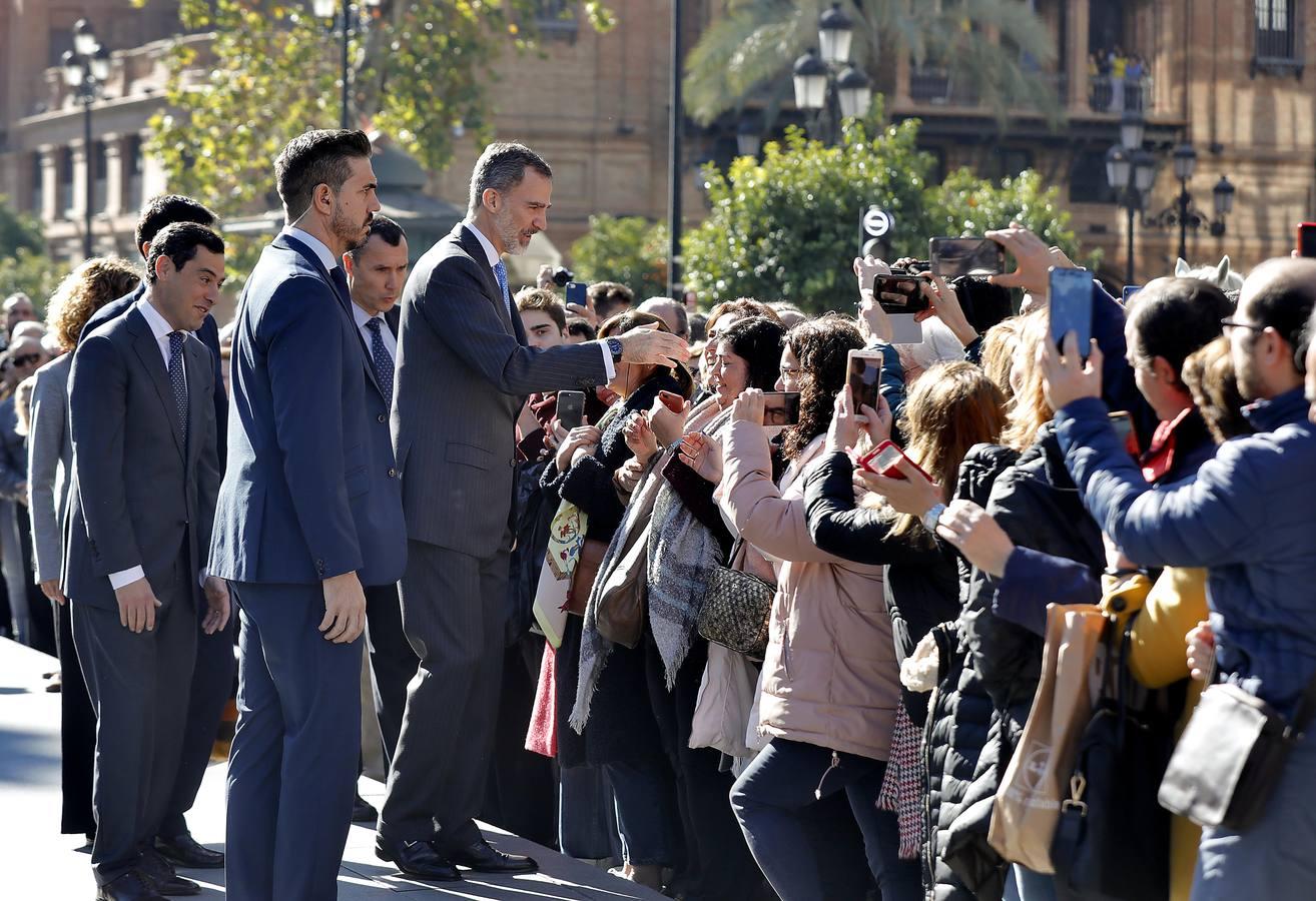 El Rey, vitoreado en Sevilla a su llegada al Archivo de Indias