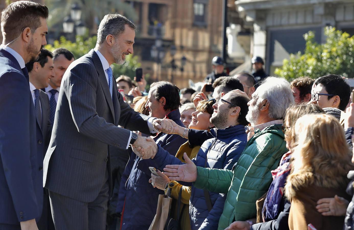 El Rey, vitoreado en Sevilla a su llegada al Archivo de Indias